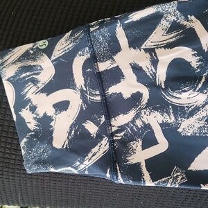 LULULEMON GRAFFITI LOGO LEGGINGS - Size 6 - Navy & Pink